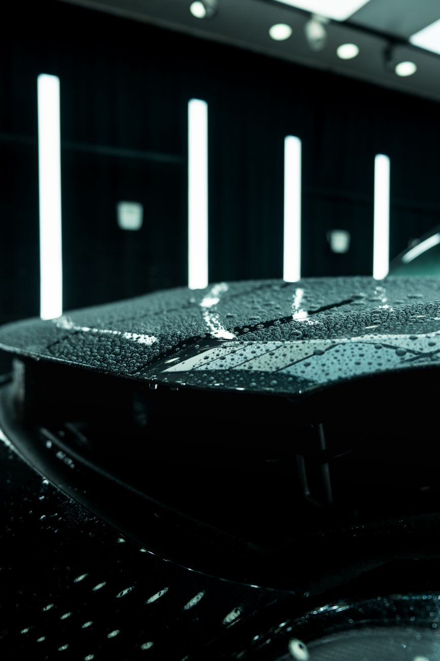 Detailing štúdio Leskaro — tmavé auto s mokrým leskom kapoty po umytí